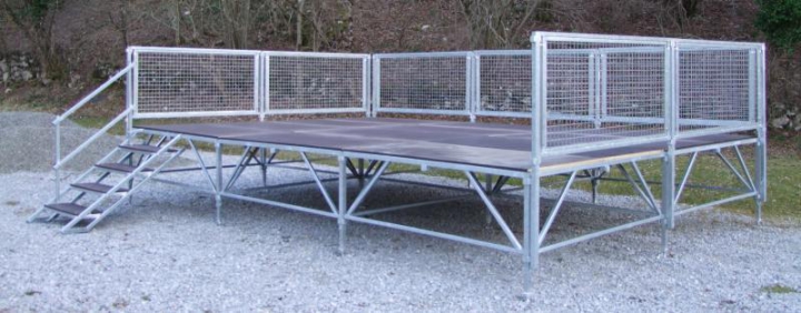 Podium modulable 6x4m avec garde-corps grillagés